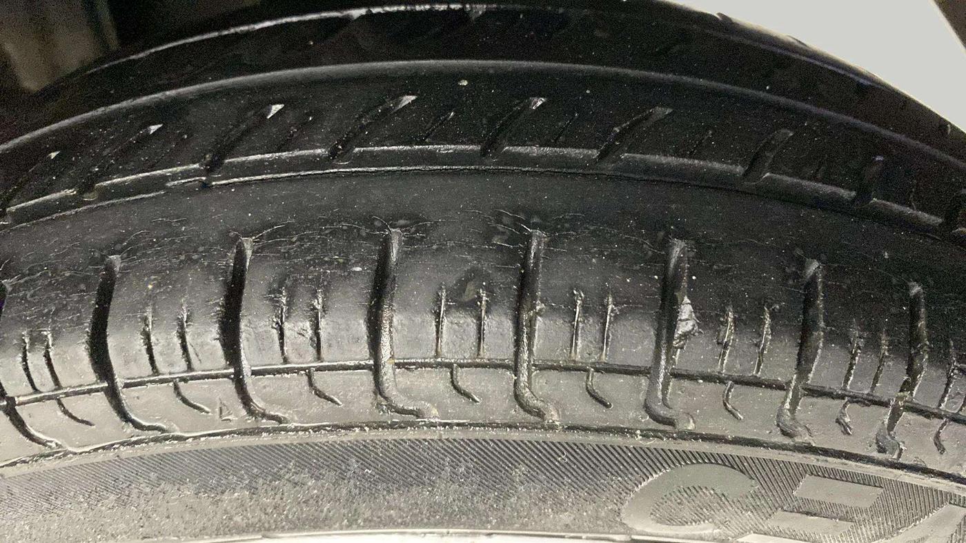 2016 Maruti Alto 800 LXI, Petrol, Manual, 25,496 km, Left Rear Tyre Tread