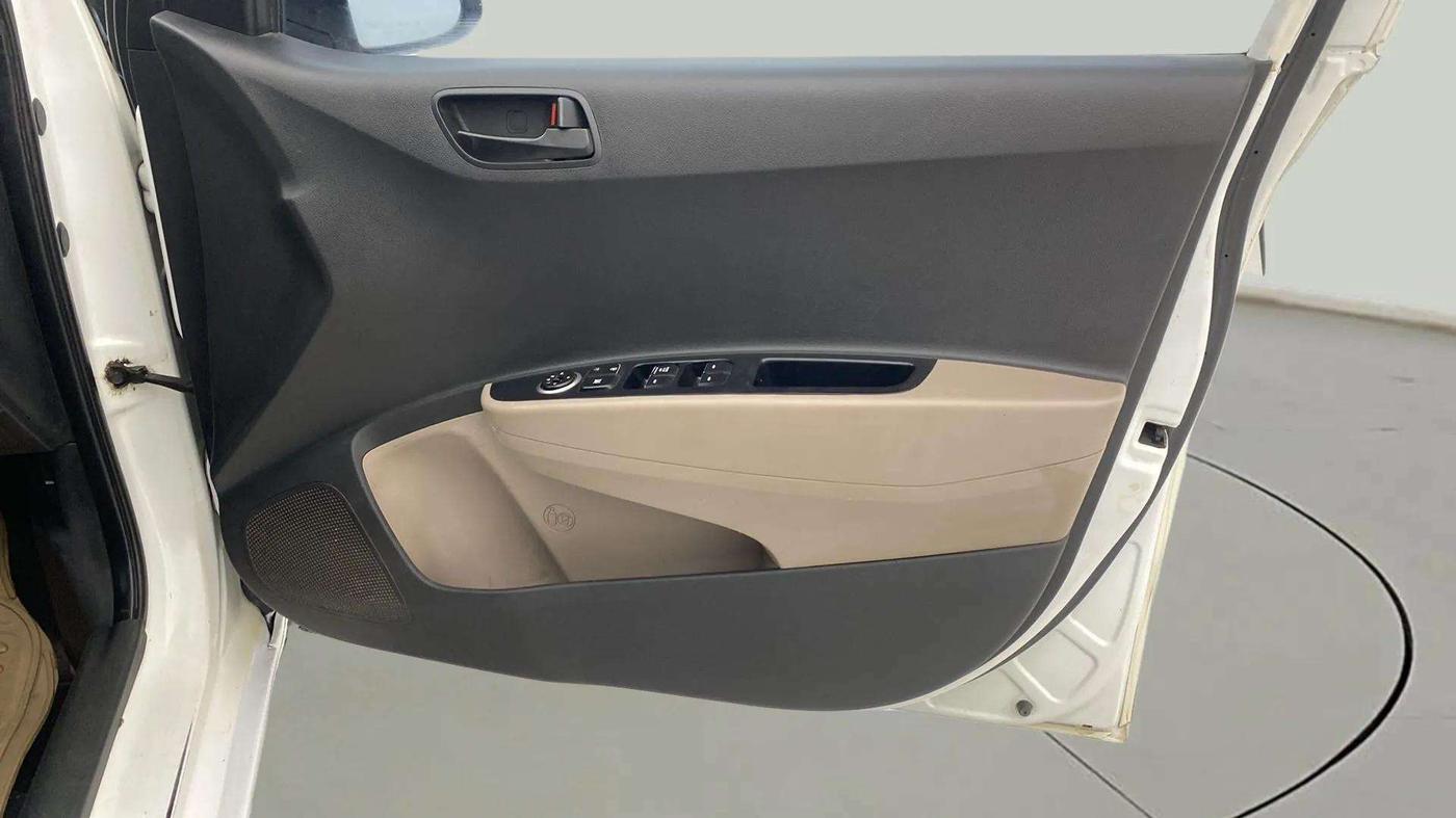 2019 Hyundai Grand i10 MAGNA 1.2 KAPPA VTVT, CNG, Manual, 93,492 km, Driver Side Door Panels Control