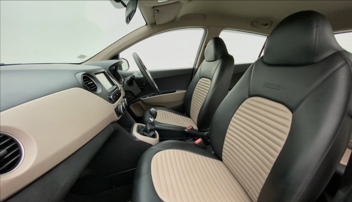 2017 Hyundai Grand i10 Sportz(O) 1.2 MT, Petrol, Manual, 33,332 km, Right Side Front Door Cabin