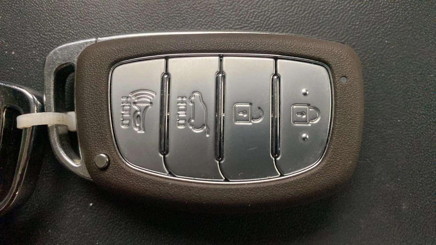 2020 Hyundai VENUE SX 1.0 (O) TURBO IMT DUAL TONE, Petrol, Manual, 39,387 km, Key Close Up