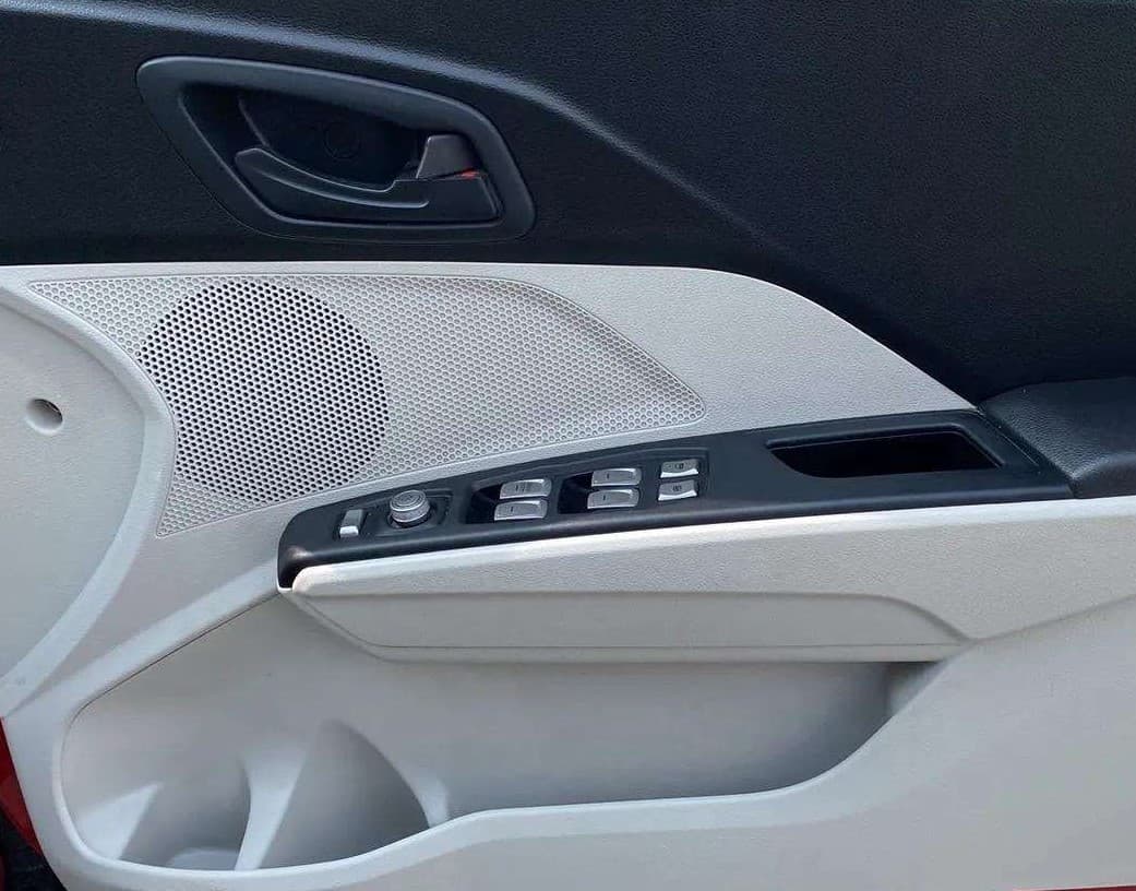 2022 Mahindra XUV300 W6 1.2 PETROL, Petrol, Manual, 24,612 km, Driver Side Door Panels Control