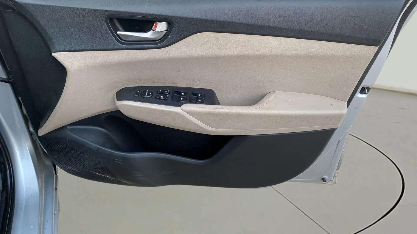 2019 Hyundai Verna 1.4 E PETROL, CNG, Manual, 47,025 km, Driver Side Door Panels Control