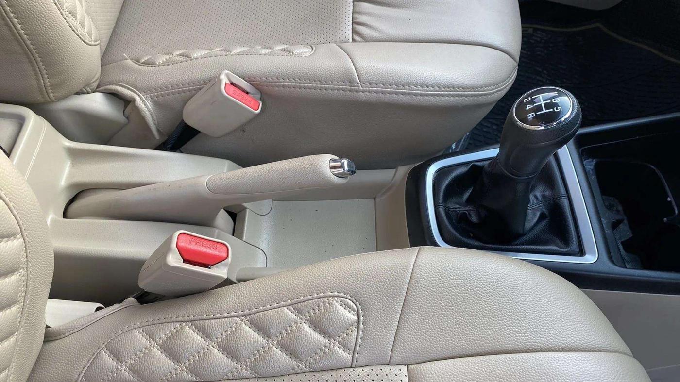 2021 Maruti Dzire VXI, Petrol, Manual, 12,986 km, Gear Lever