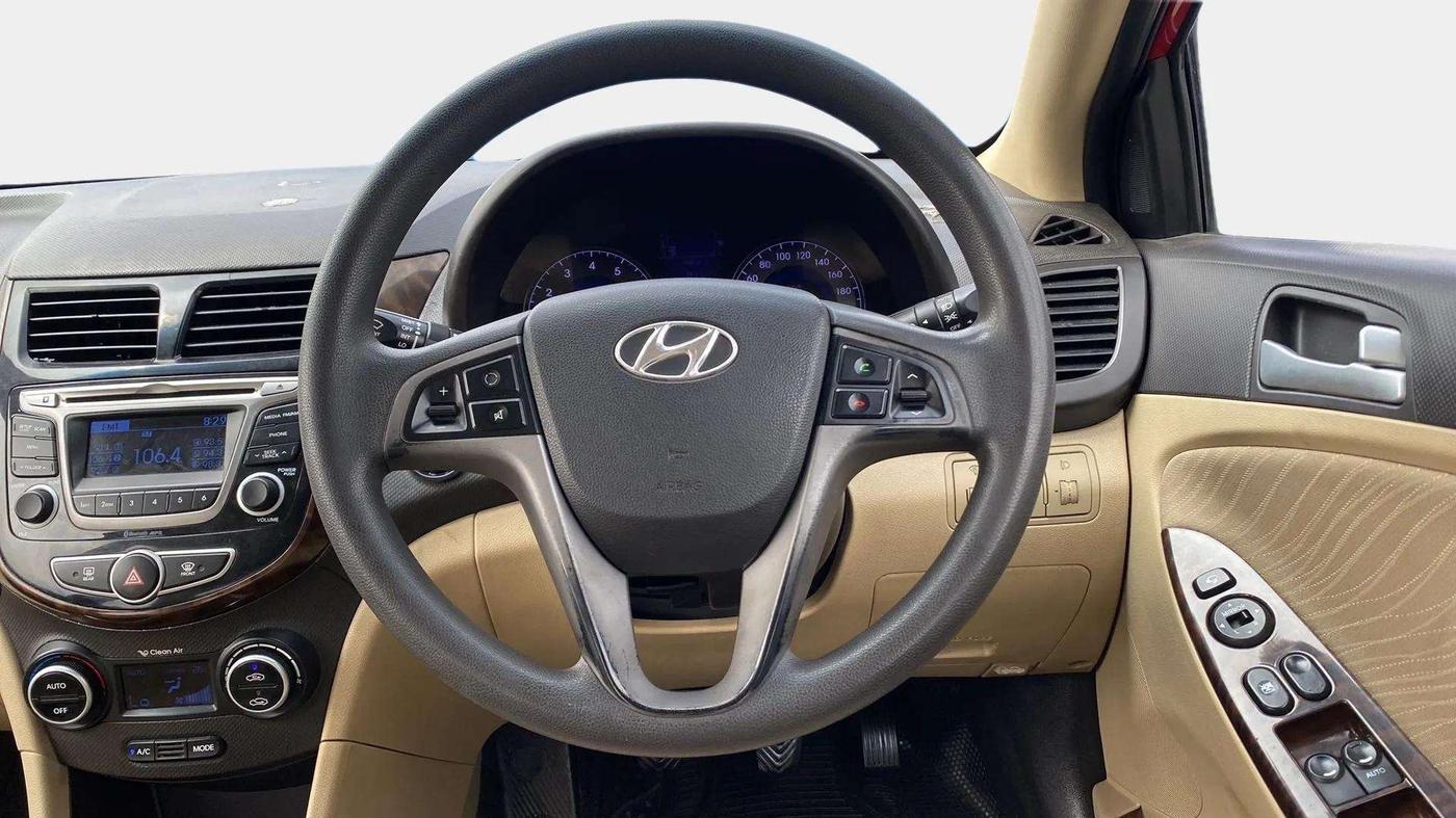 2015 Hyundai Verna FLUIDIC 4S 1.6 VTVT S(O), Petrol, Manual, 98,518 km, Steering Wheel Close Up