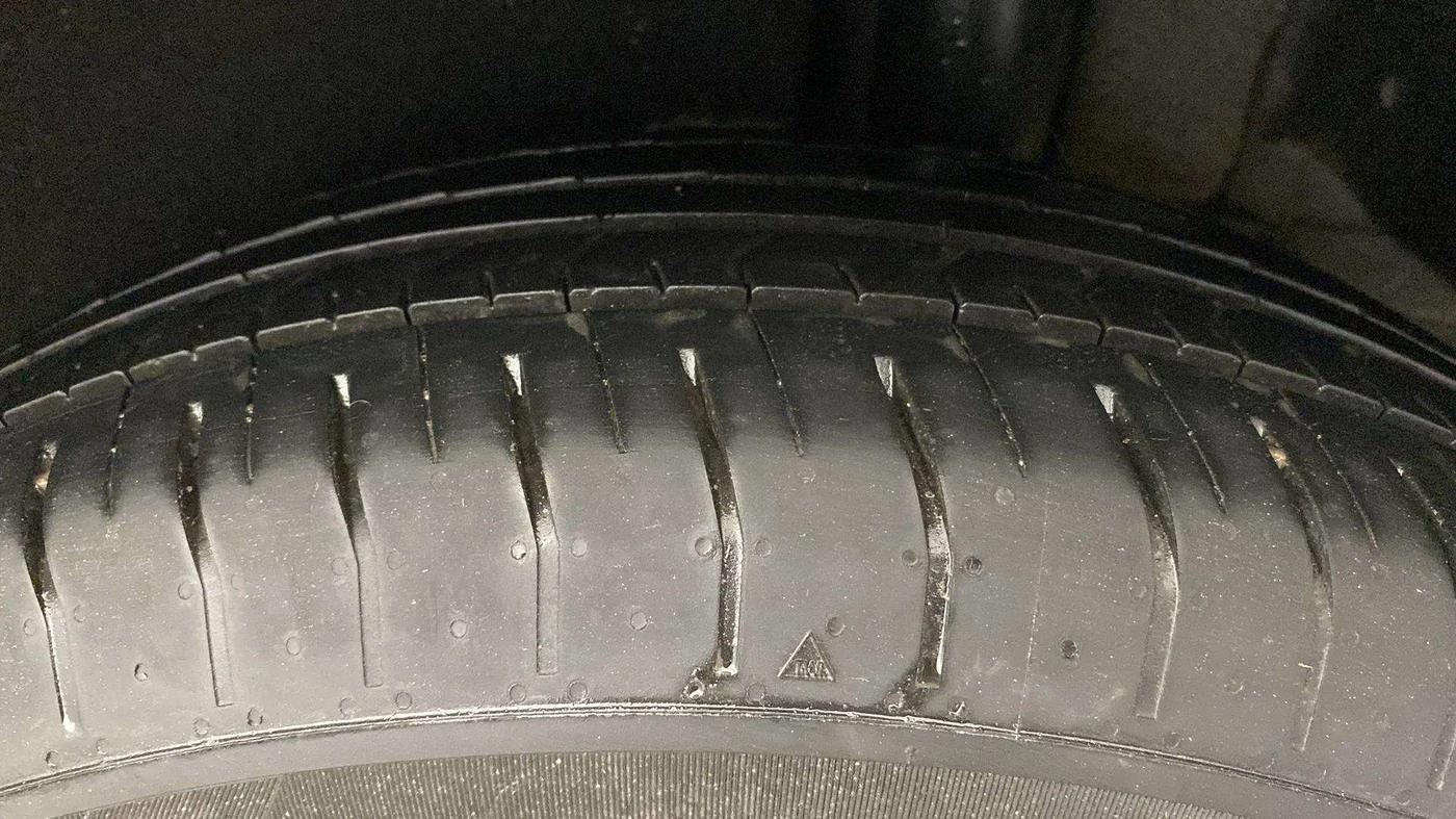 2022 KIA CARENS PREMIUM 1.4 PETROL 7 STR, Petrol, Manual, 37,392 km, Right Front Tyre Tread