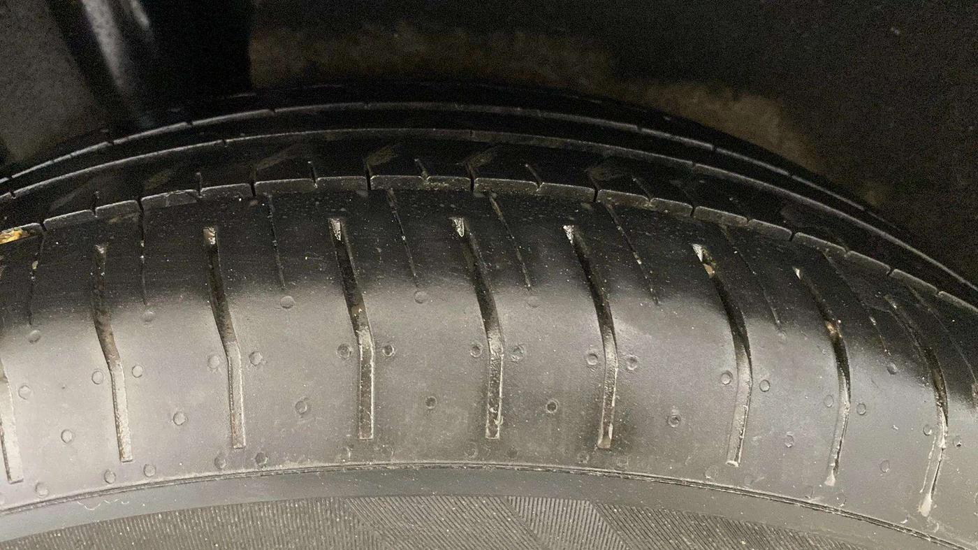 2022 KIA CARENS PREMIUM 1.4 PETROL 7 STR, Petrol, Manual, 37,392 km, Left Front Tyre Tread