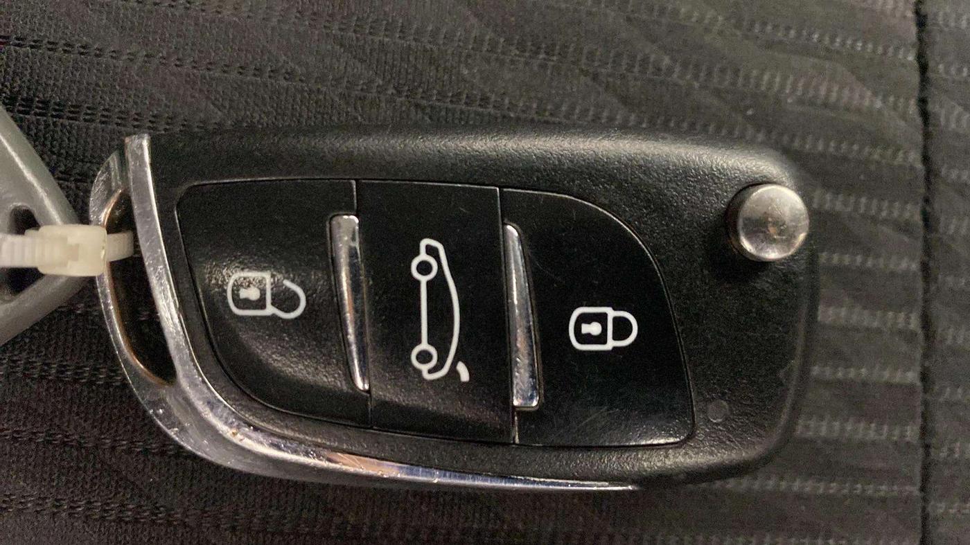 2015 Maruti Swift VXI, Petrol, Manual, 84,932 km, Key Close Up