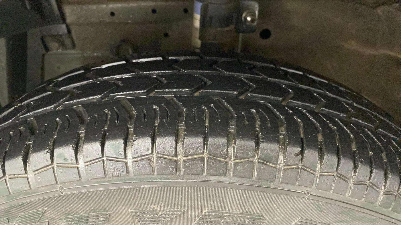 2017 Maruti Swift LXI (O), Petrol, Manual, 30,070 km, Left Rear Tyre Tread