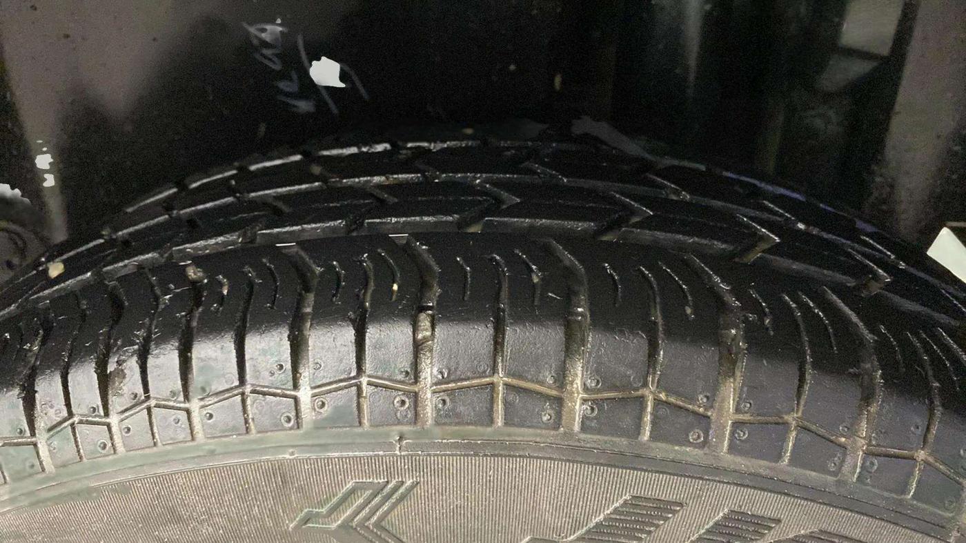 2017 Maruti Swift LXI (O), Petrol, Manual, 30,070 km, Left Front Tyre Tread