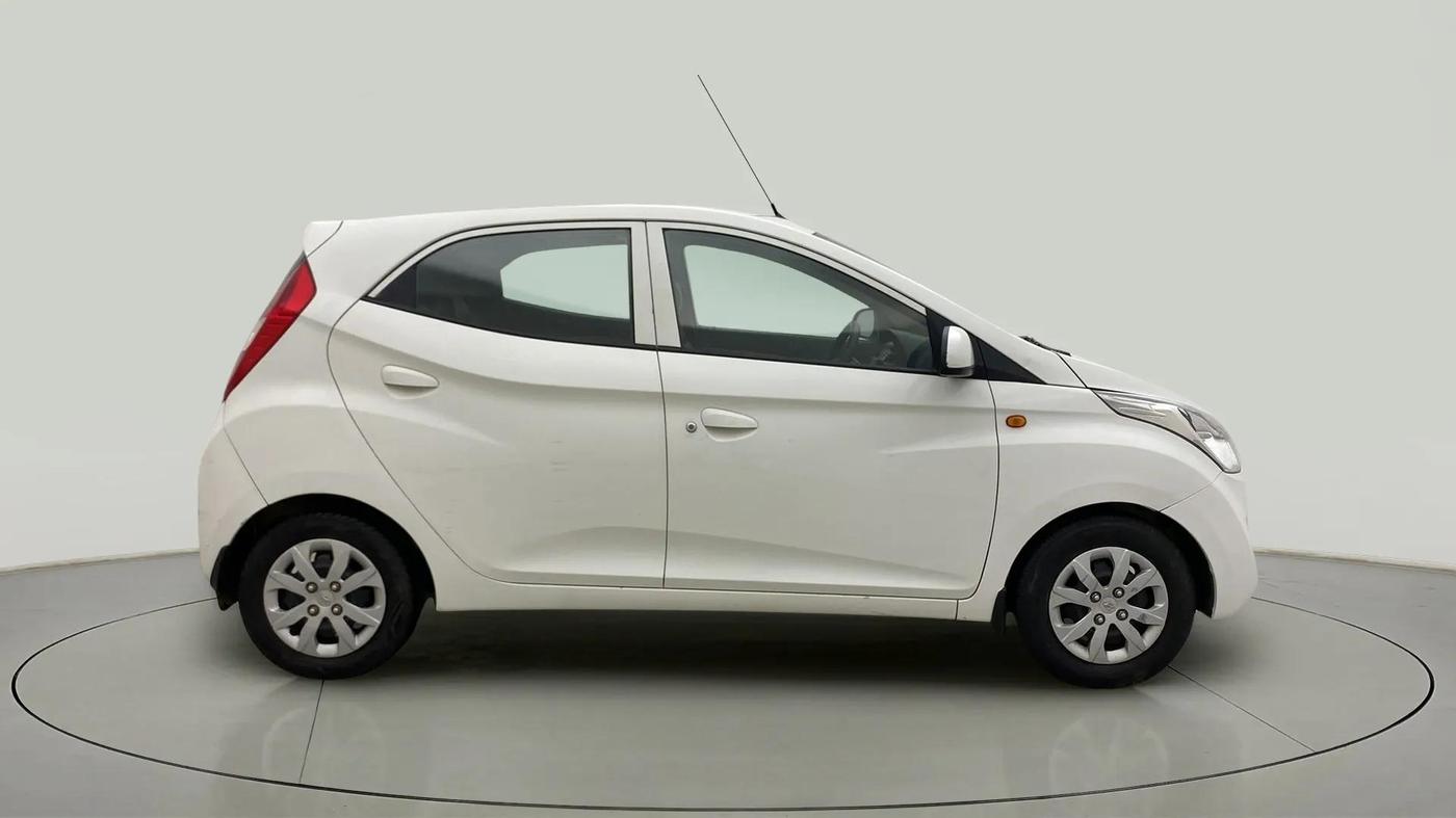 2016 Hyundai Eon SPORTZ, Petrol, Manual, 40,600 km, Right Side View