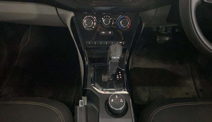 2019 Tata NEXON KRAZ PLUS AMT PETROL, Petrol, Automatic, 77,248 km, Gear lever - Knob cover torn