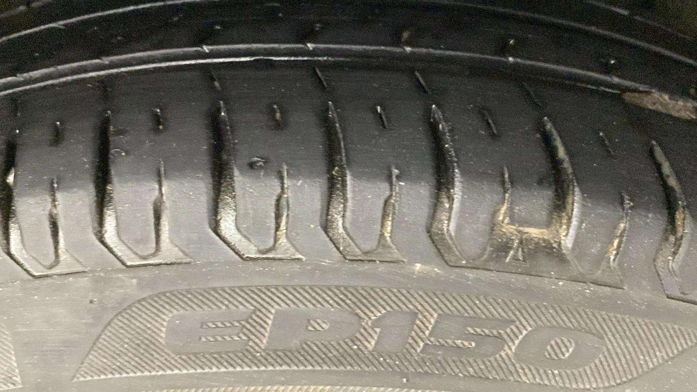 2017 Maruti Dzire VXI, CNG, Manual, 80,983 km, Left Rear Tyre Tread