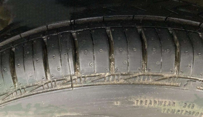 2017 Maruti Dzire VXI, CNG, Manual, 80,983 km, Left Front Tyre Tread