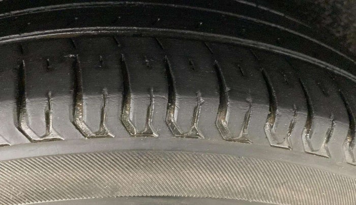 2017 Maruti Dzire VXI, CNG, Manual, 80,983 km, Right Front Tyre Tread