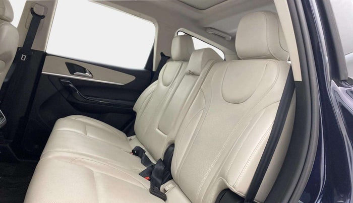 2023 Mahindra XUV700 AX 7 LUXURY D AT 7 STR, Diesel, Automatic, 14,234 km, Right Side Rear Door Cabin