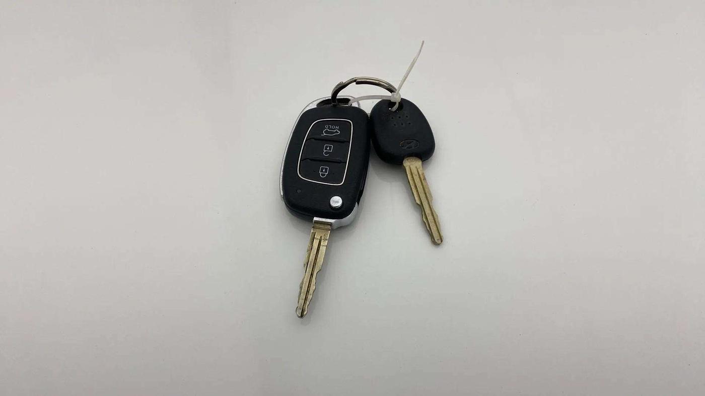 2020 Hyundai VENUE S 1.2, Petrol, Manual, 32,289 km, Key Close Up