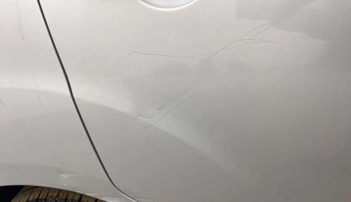 2016 Maruti Ertiga VXI, Petrol, Manual, 74,687 km, Right rear door - Slightly rusted