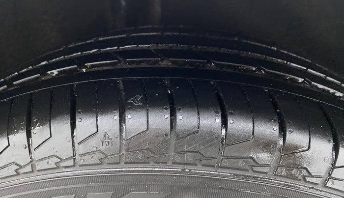 2015 Ford Ecosport TITANIUM 1.5L PETROL AT, CNG, Automatic, 74,413 km, Right Rear Tyre Tread