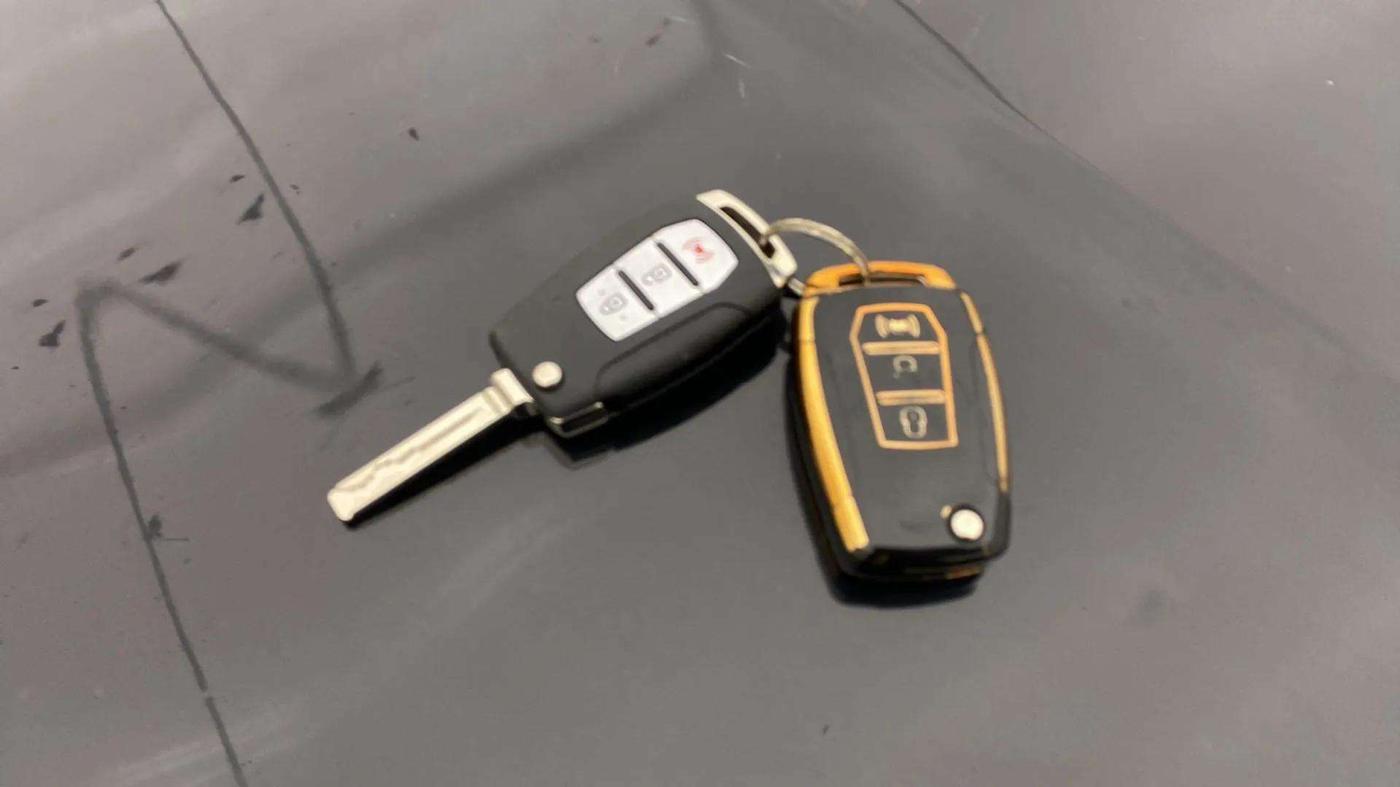 2021 Mahindra XUV300 W8 (O) 1.5 DIESEL, Diesel, Manual, 58,871 km, Key Close Up