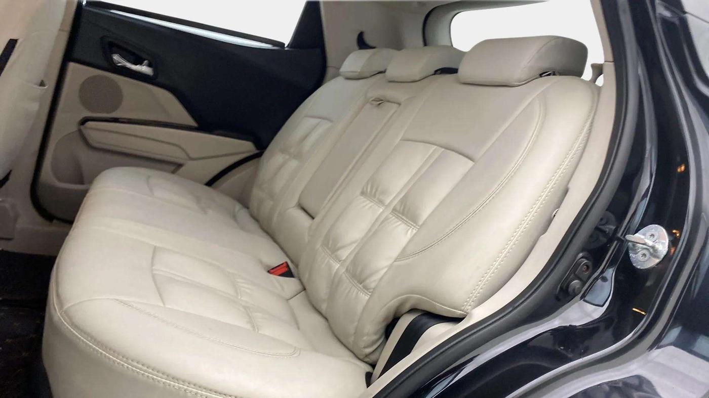 2021 Mahindra XUV300 W8 (O) 1.5 DIESEL, Diesel, Manual, 58,871 km, Right Side Rear Door Cabin