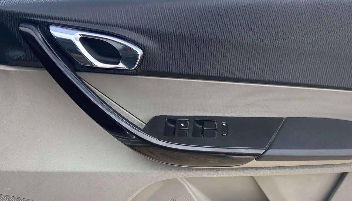 2018 Tata Tiago XZ PETROL, Petrol, Manual, 80,853 km, Driver Side Door Panels Control