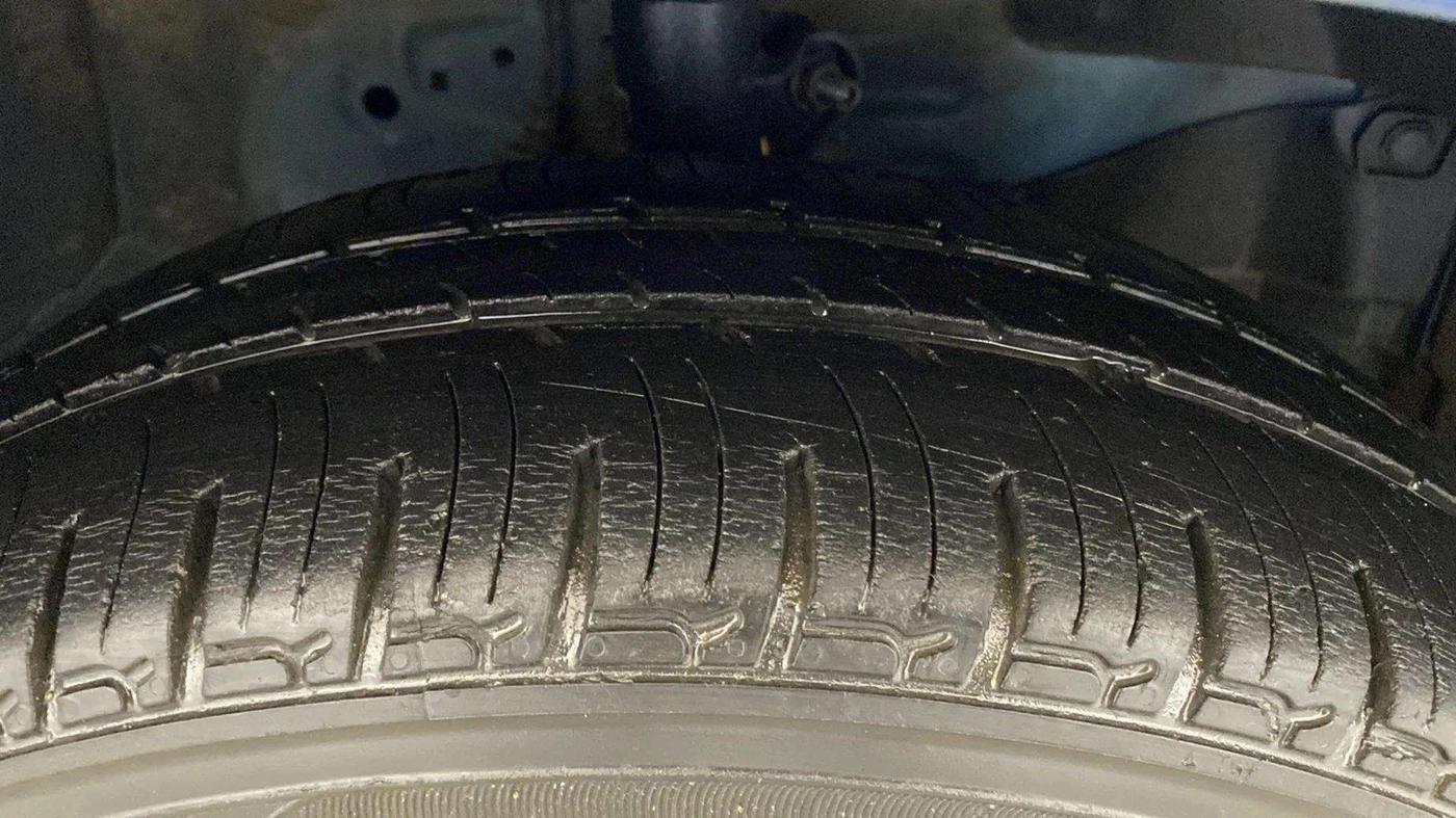 2013 Honda Brio S MT, Petrol, Manual, 78,898 km, Right Front Tyre Tread