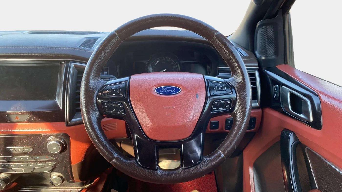 2017 Ford Endeavour TREND 3.2 4X4 AT, Diesel, Automatic, 1,04,349 km, Steering Wheel Close Up