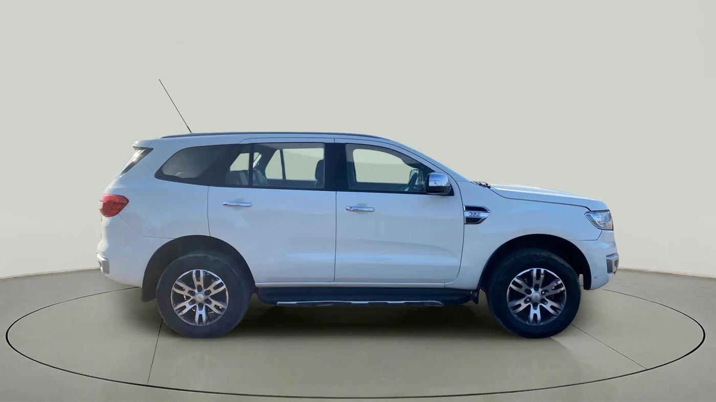 2017 Ford Endeavour TREND 3.2 4X4 AT, Diesel, Automatic, 1,04,349 km, Right Side View