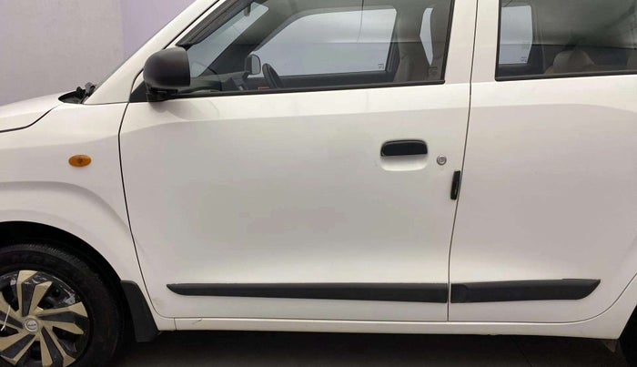 2022 Maruti New Wagon-R LXI CNG (O) 1.0, CNG, Manual, 72,819 km, Front passenger door - Slightly dented