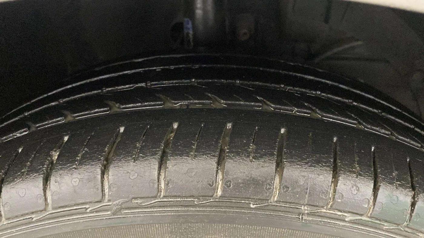 2016 Maruti Baleno ALPHA PETROL 1.2, Petrol, Manual, 42,496 km, Right Front Tyre Tread