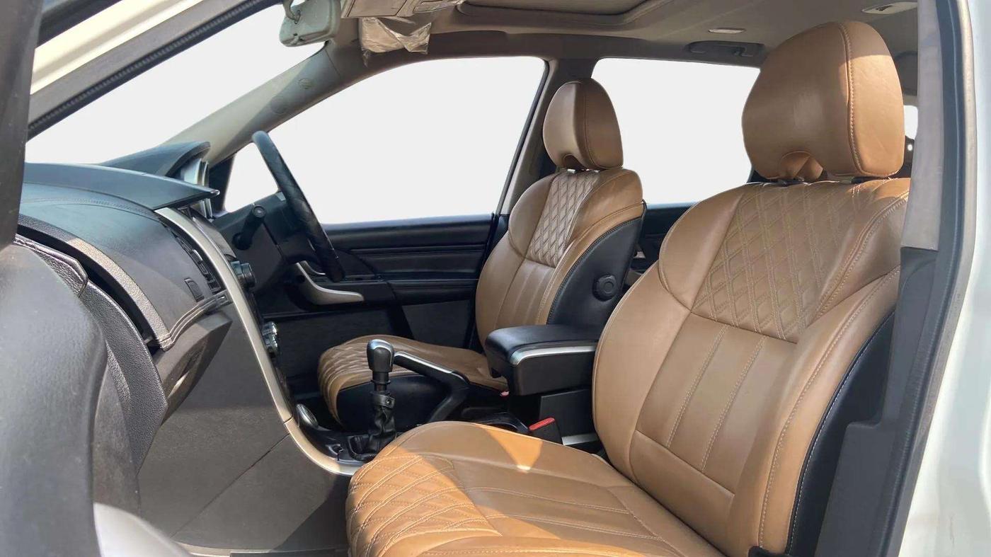 2019 Mahindra XUV500 W11(O), Diesel, Manual, 74,141 km, Right Side Front Door Cabin