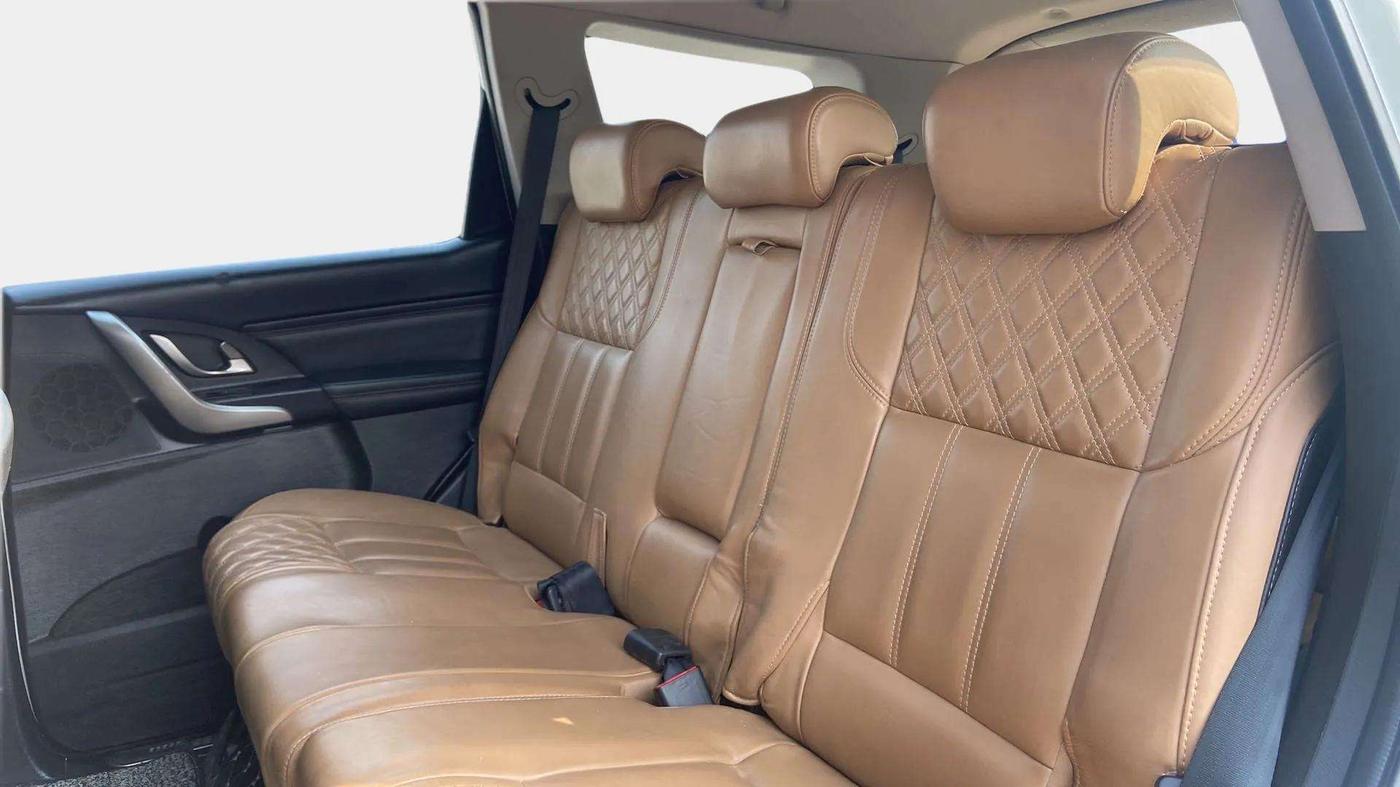 2019 Mahindra XUV500 W11(O), Diesel, Manual, 74,141 km, Right Side Rear Door Cabin