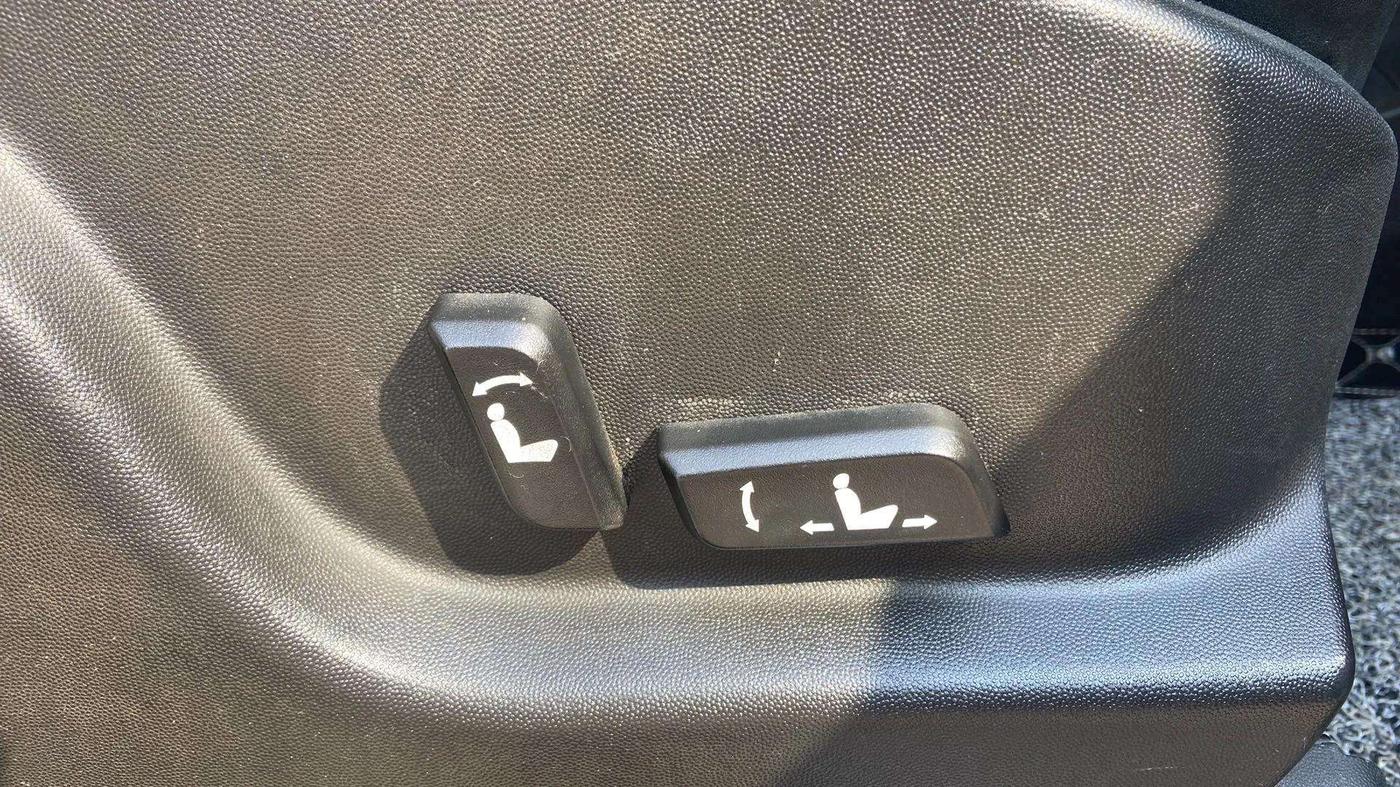 2019 Mahindra XUV500 W11(O), Diesel, Manual, 74,141 km, Driver Side Adjustment Panel