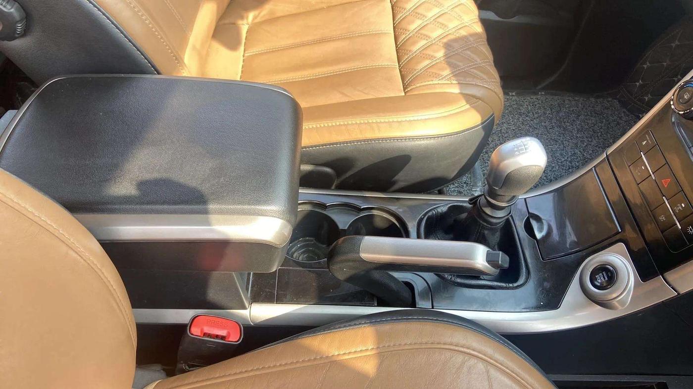 2019 Mahindra XUV500 W11(O), Diesel, Manual, 74,141 km, Gear Lever