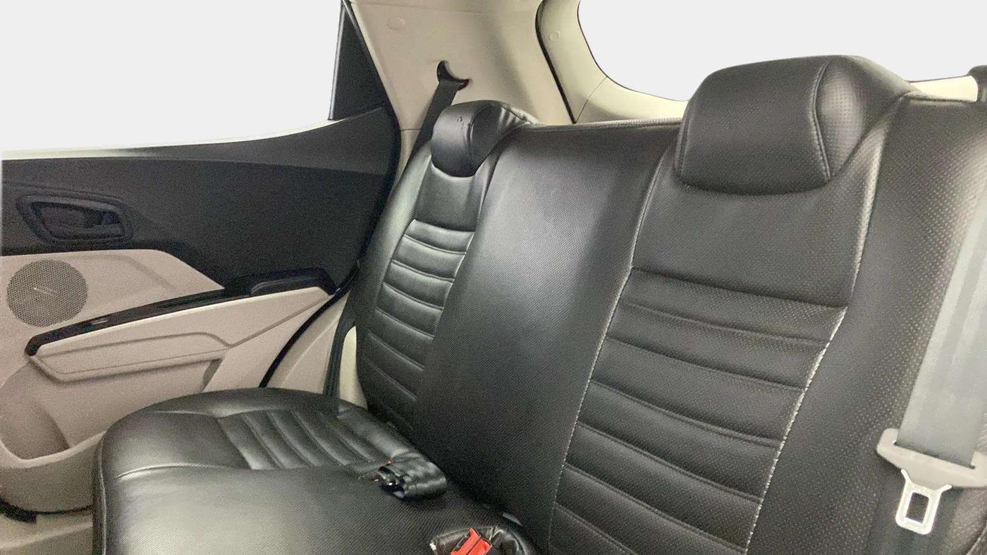 2022 Mahindra XUV300 W4 1.5 DIESEL, Diesel, Manual, 28,220 km, Right Side Rear Door Cabin