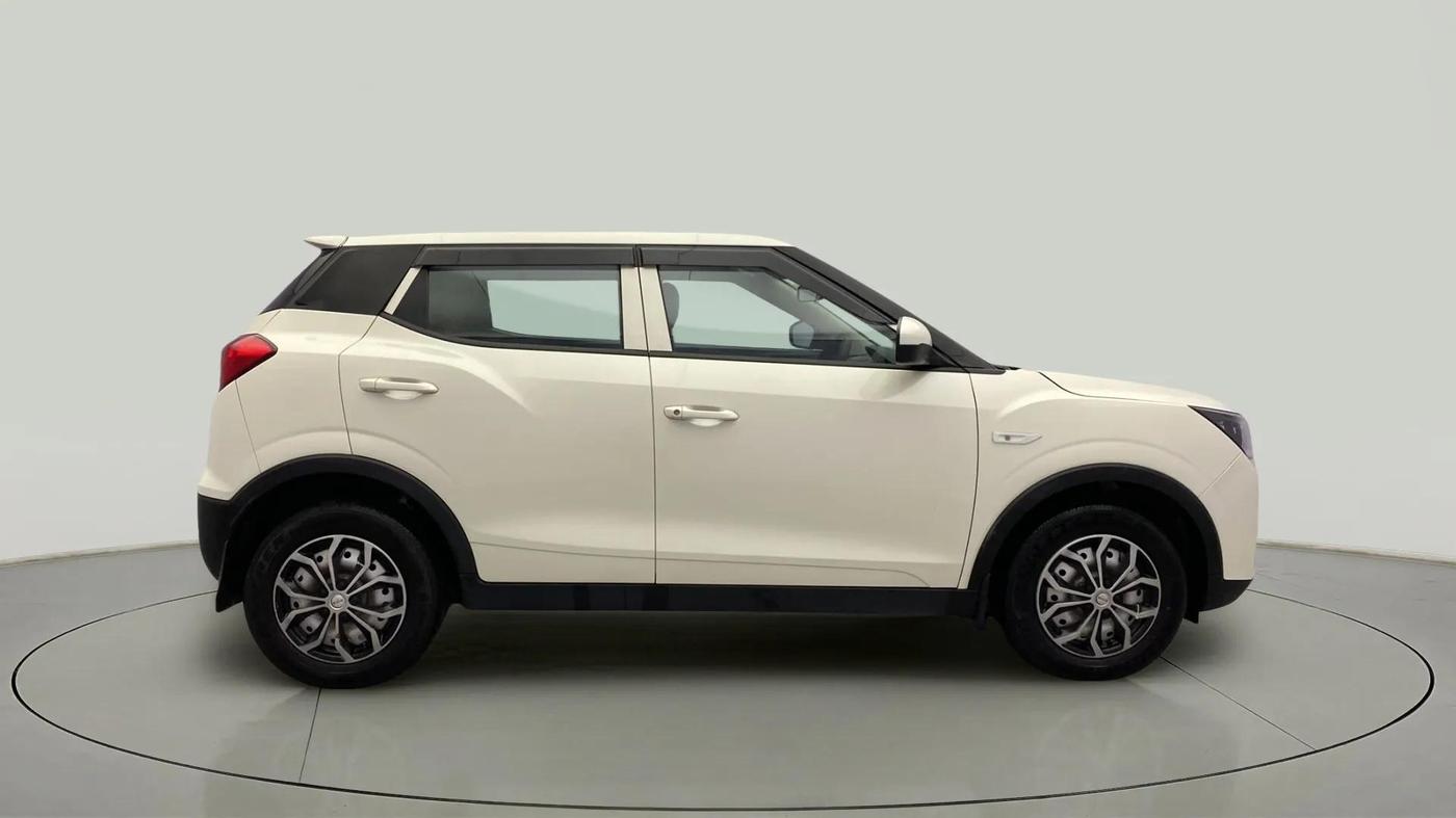 2022 Mahindra XUV300 W4 1.5 DIESEL, Diesel, Manual, 28,220 km, Right Side View