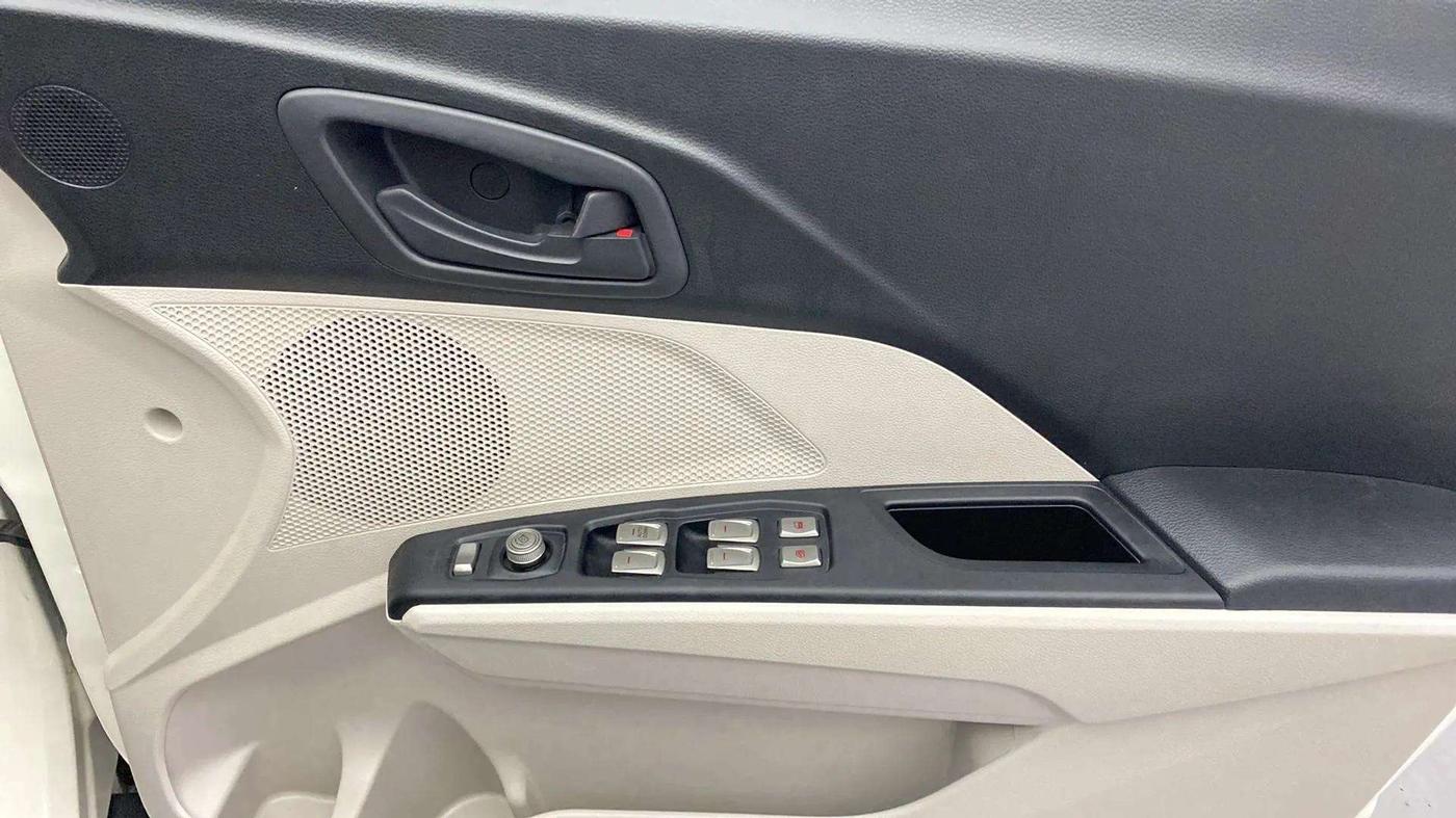 2022 Mahindra XUV300 W4 1.5 DIESEL, Diesel, Manual, 28,220 km, Driver Side Door Panels Control