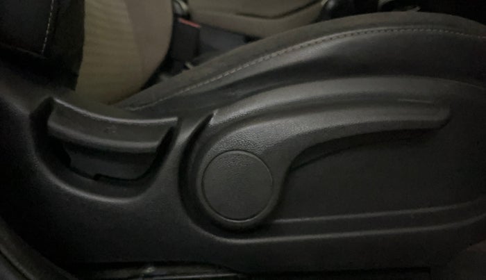 2019 Hyundai Elite i20 SPORTZ PLUS 1.2, Petrol, Manual, 48,428 km, Driver Side Adjustment Panel