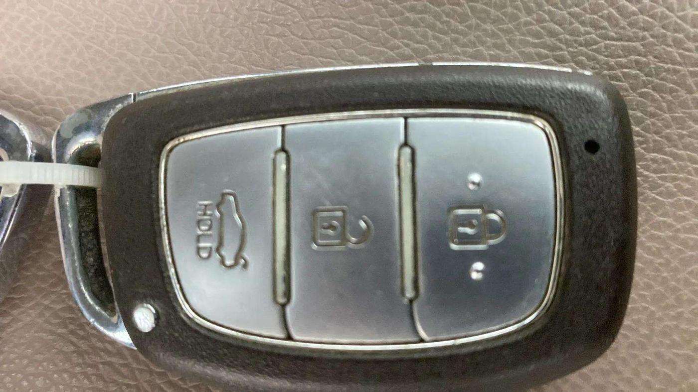 2016 Hyundai Grand i10 ASTA (O) AT 1.2 KAPPA VTVT, Petrol, Automatic, 48,761 km, Key Close Up