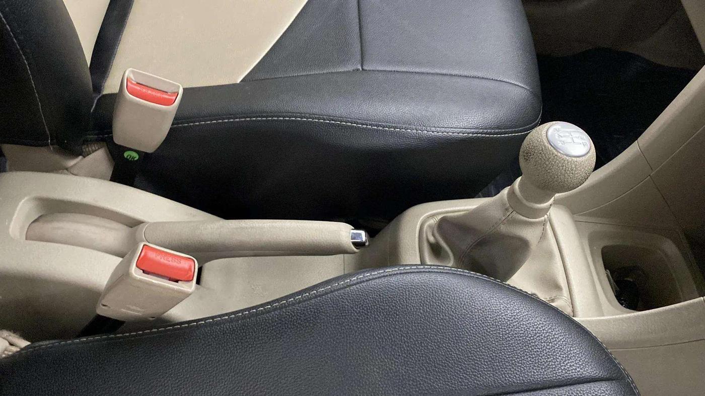 2015 Maruti Swift Dzire ZXI, Petrol, Manual, 4,831 km, Gear Lever