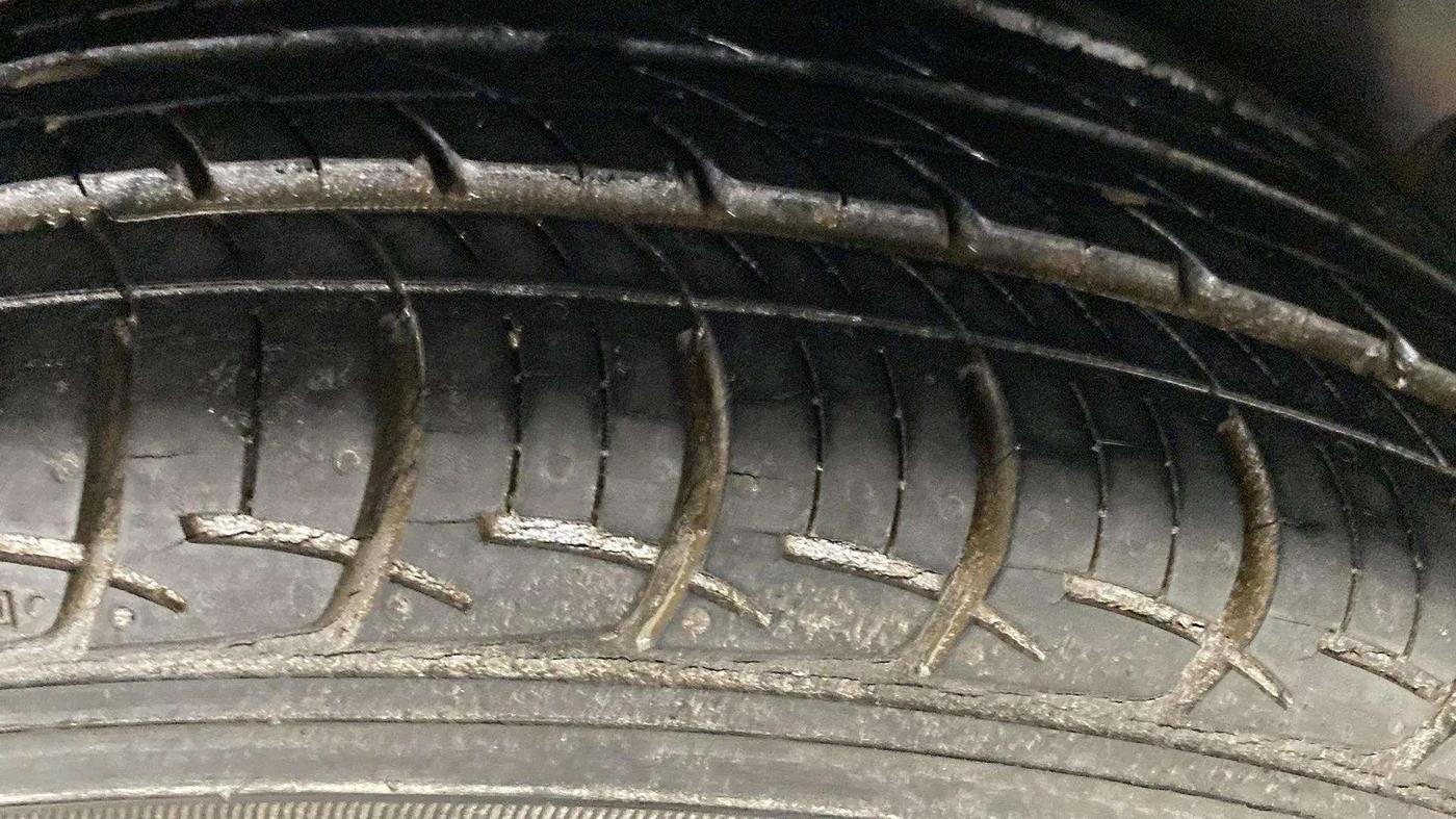 2015 Maruti Swift Dzire ZXI, Petrol, Manual, 4,831 km, Right Front Tyre Tread