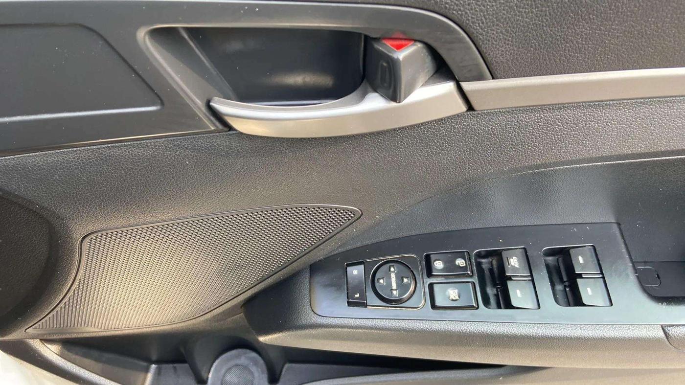 2018 Hyundai New Elantra 1.6 S MT DIESEL, Diesel, Manual, 1,16,143 km, Driver Side Door Panels Control