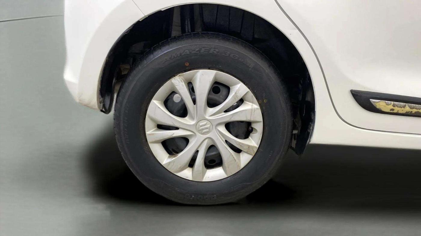 2018 Maruti Swift VXI, Petrol, Manual, 32,499 km, Right Rear Wheel