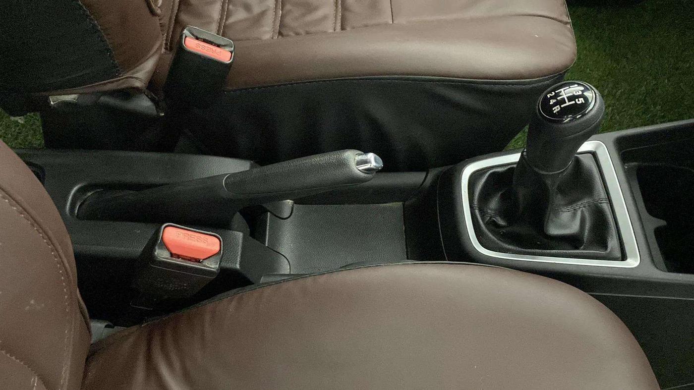 2018 Maruti Swift VXI, Petrol, Manual, 32,499 km, Gear Lever