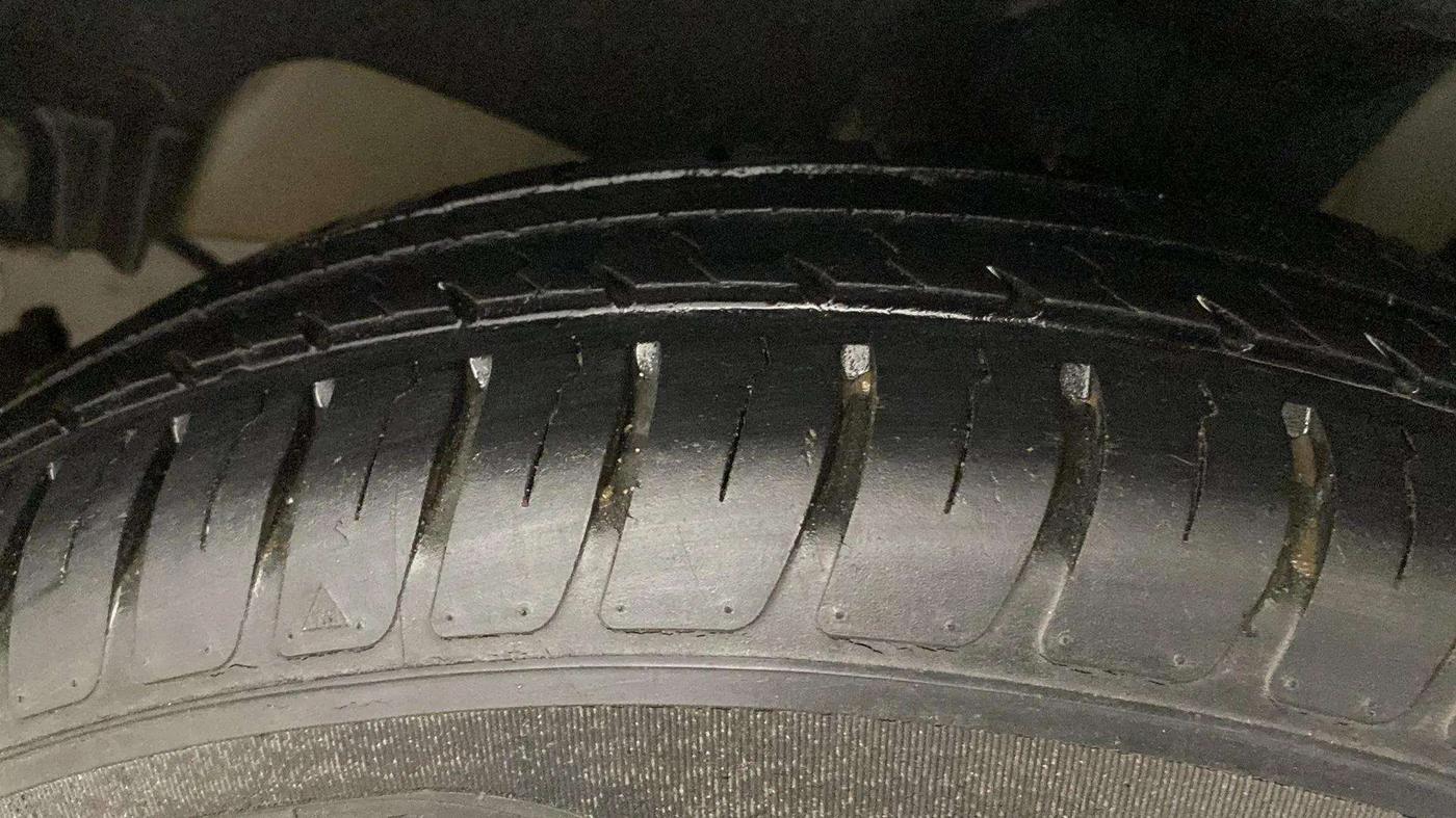 2018 Maruti Swift VXI, Petrol, Manual, 32,499 km, Left Front Tyre Tread