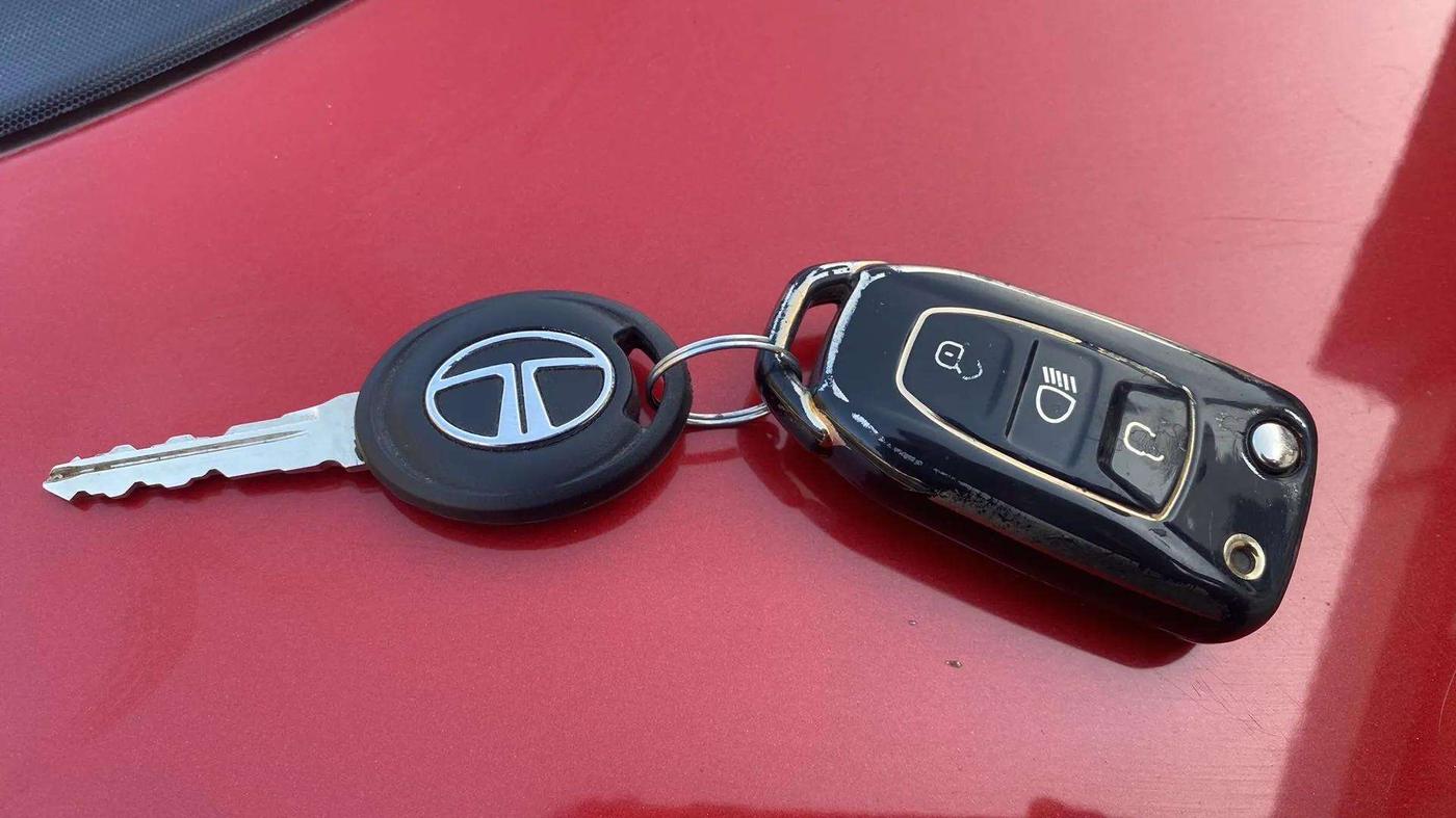 2018 Tata Tiago XT PETROL, CNG, Manual, 64,615 km, Key Close Up