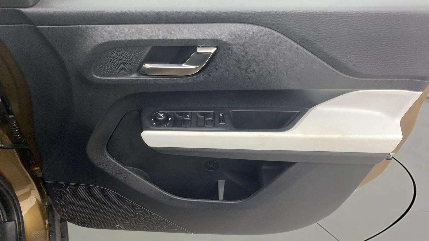 2022 Tata PUNCH CREATIVE  MT, Petrol, Manual, 5,467 km, Driver Side Door Panels Control