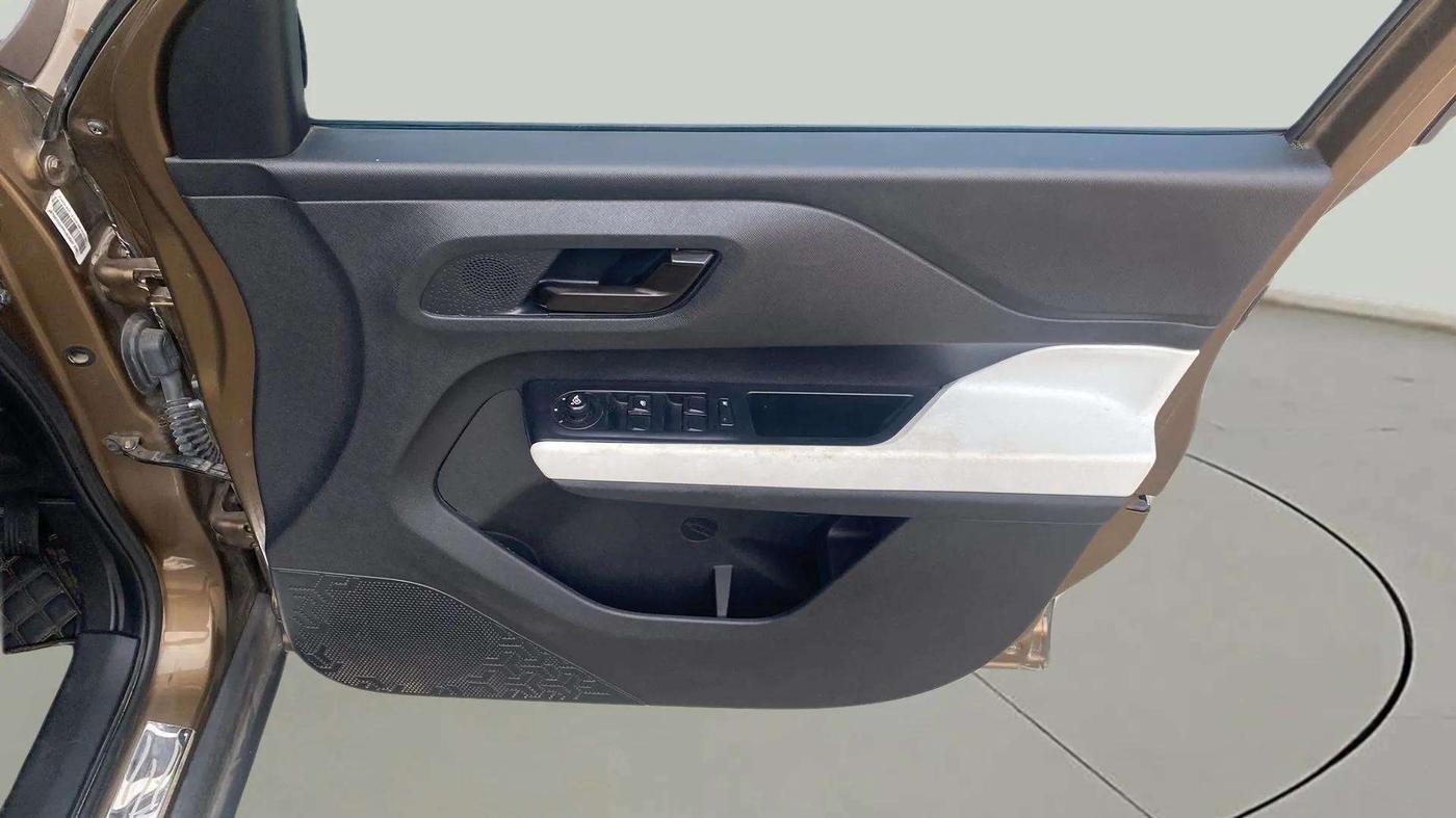 2023 Tata PUNCH ACCOMPLISHED MT CNG, CNG, Manual, 34,564 km, Driver Side Door Panels Control