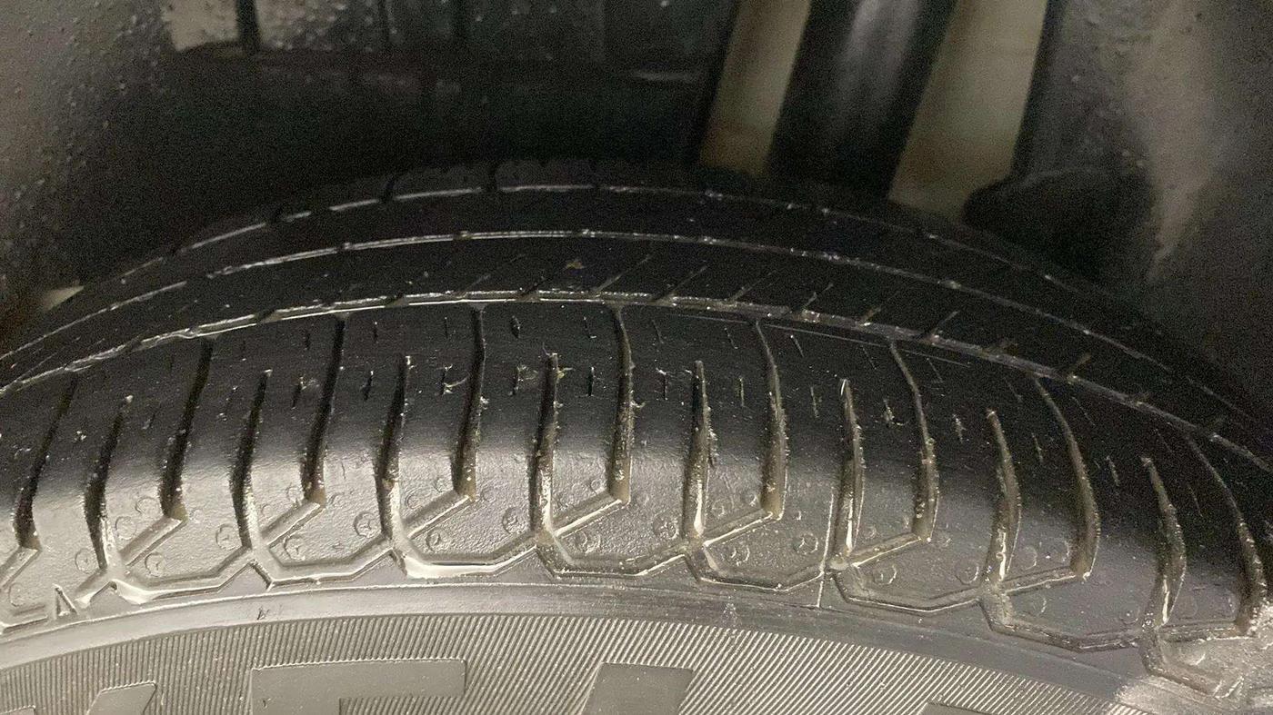 2018 Maruti Dzire VXI AMT, Petrol, Automatic, 40,371 km, Right Front Tyre Tread