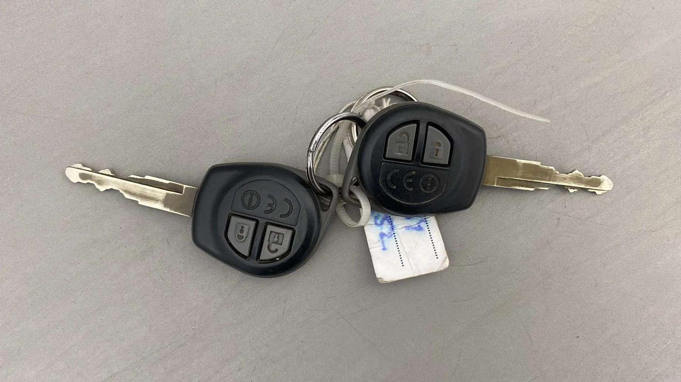 2018 Maruti Dzire VXI AMT, Petrol, Automatic, 40,371 km, Key Close Up
